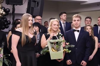 Uczniowie II LO w Wieluniu studniówkę mają już za sobą!